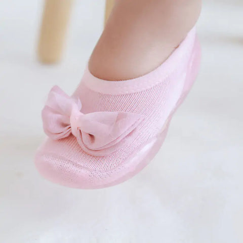 Kleinkinderschuhe mit verschiedenen Farben