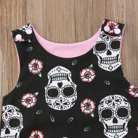 Baby-Strampelanzug mit Totenkopf-Motiv
