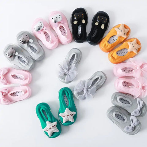 Kleinkinderschuhe mit verschiedenen Farben