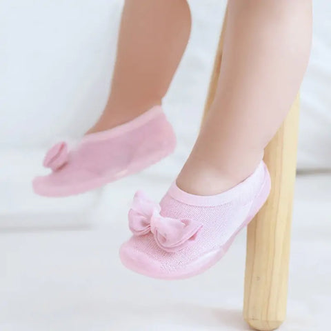Kleinkinderschuhe mit verschiedenen Farben