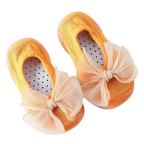 Kleinkinderschuhe mit verschiedenen Farben