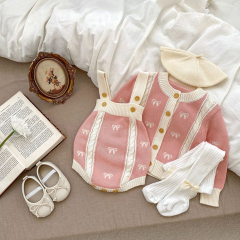 Süßer Baby Strickjacken-Set mit One-sies