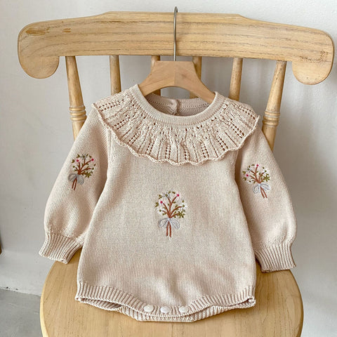 Gestrickte Onesies mit herbstlichem Design