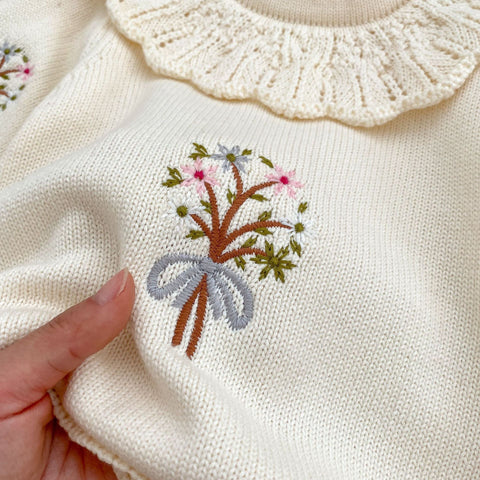 Gestrickte Onesies mit herbstlichem Design