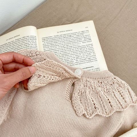 Gestrickte Onesies mit herbstlichem Design