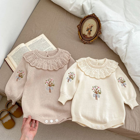 Gestrickte Onesies mit herbstlichem Design