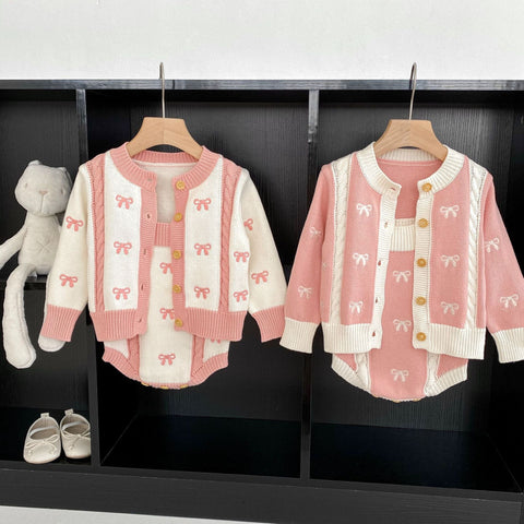 Süßer Baby Strickjacken-Set mit One-sies
