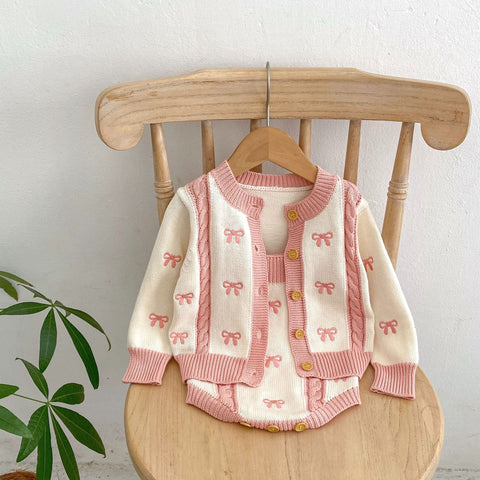 Süßer Baby Strickjacken-Set mit One-sies