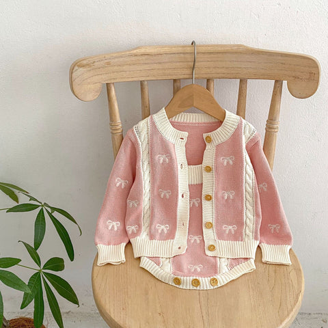 Süßer Baby Strickjacken-Set mit One-sies