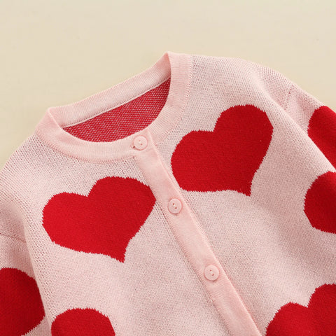 Gestrickter Babypullover mit Herz