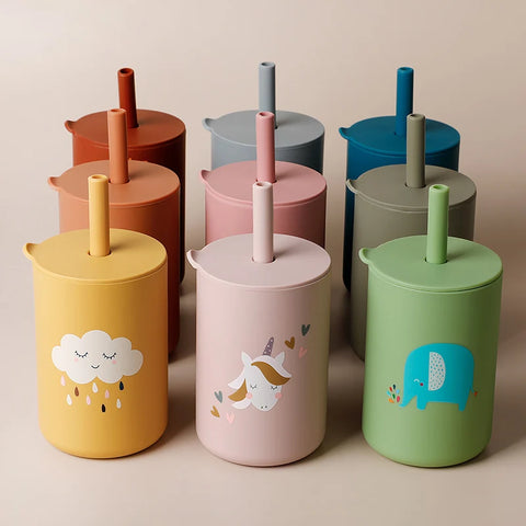 Baby-Fütterungsbecher mit Strohhalm