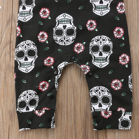 Baby-Strampelanzug mit Totenkopf-Motiv
