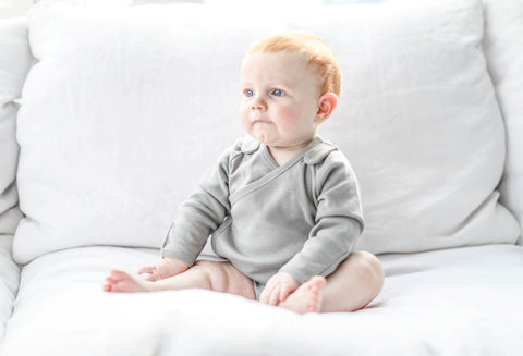 Eleganter Langarm-Kimono-Baby Bodysuit + Lätzchen - Grau