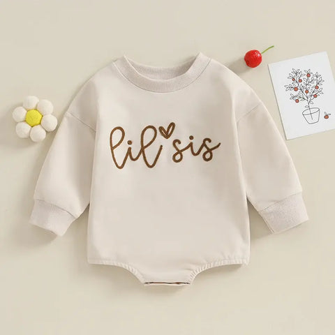 Passende Strampler und Pullover-Outfits für Schwestern mit Sister Logo und langen Ärmeln
