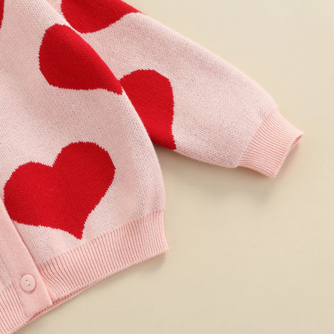 Gestrickter Babypullover mit Herz