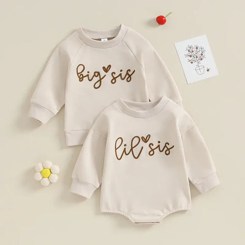 Passende Strampler und Pullover-Outfits für Schwestern mit Sister Logo und langen Ärmeln