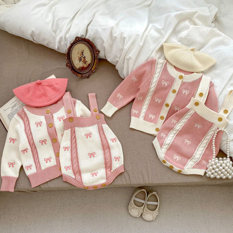 Süßer Baby Strickjacken-Set mit One-sies