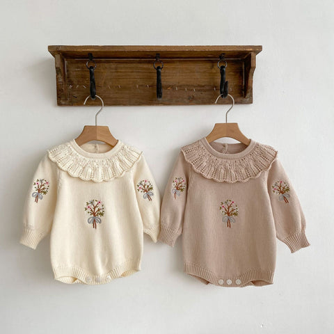 Gestrickte Onesies mit herbstlichem Design