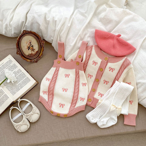 Süßer Baby Strickjacken-Set mit One-sies