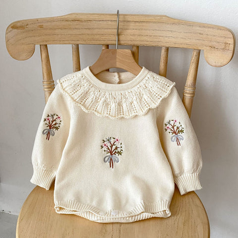Gestrickte Onesies mit herbstlichem Design