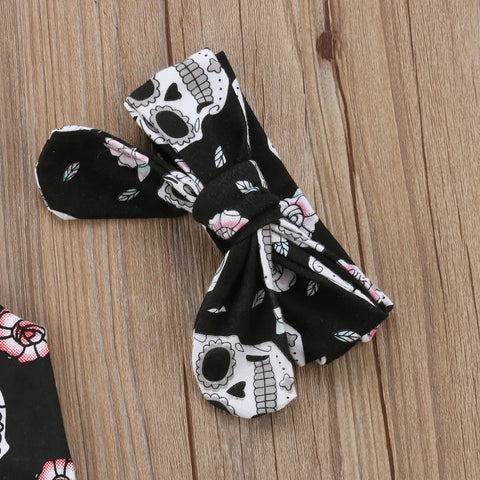 Baby-Strampelanzug mit Totenkopf-Motiv